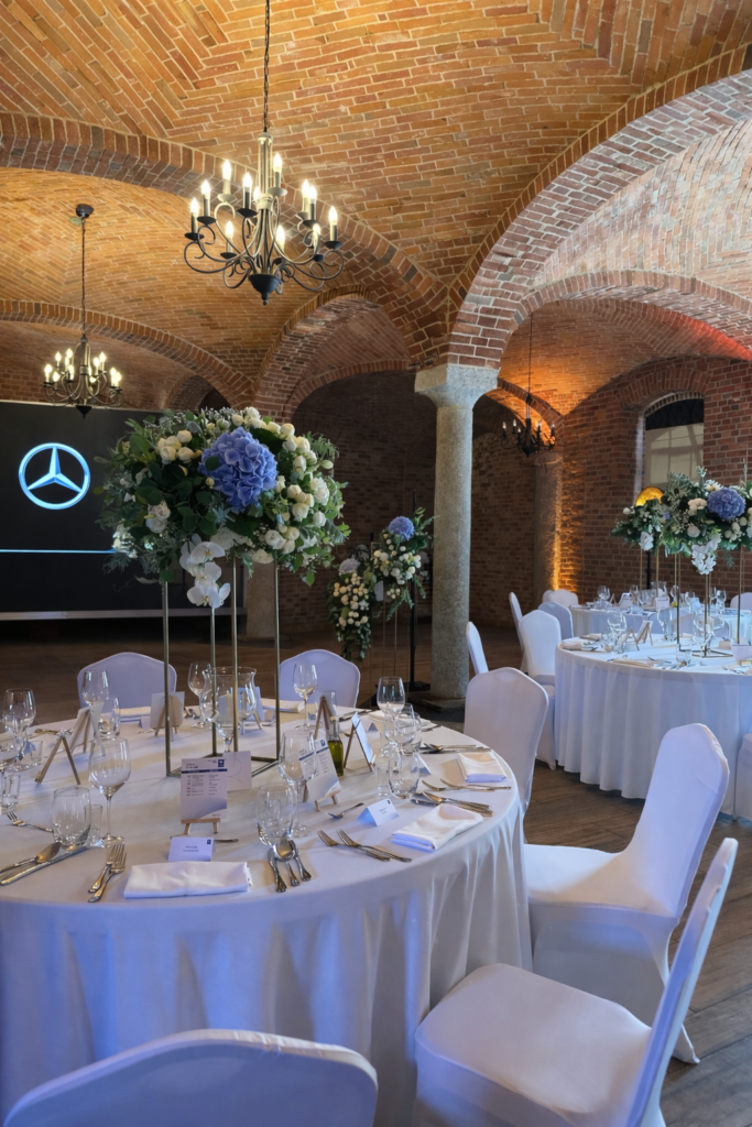 Dekoracje eventowe Wrocław – elegancka aranżacja stołów z kwiatami
