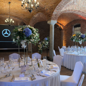 Dekoracje eventowe Wrocław – elegancka aranżacja stołów z kwiatami